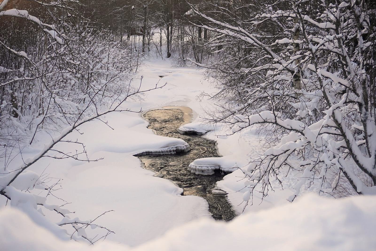 Täfteån vintertid, is och snö längs ån.