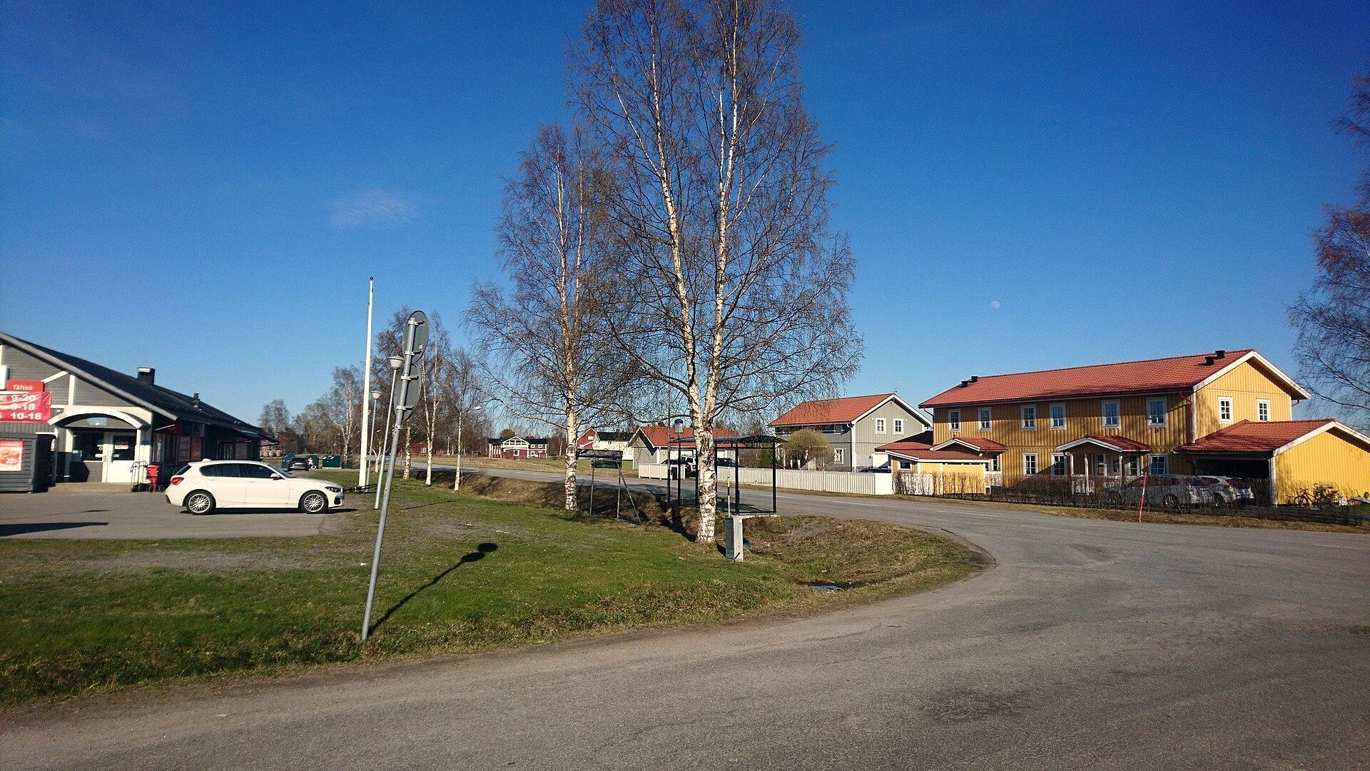 Täfteå i kvällsljus, maj 2019. Gatan genom byn, affären till vänster.