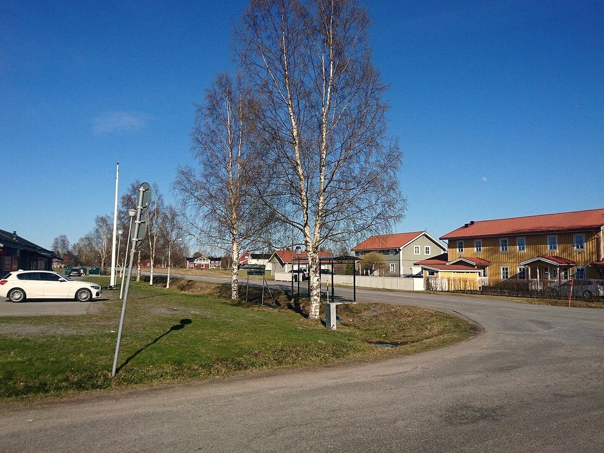 Gatan genom Täfteå en majkväll 2019.